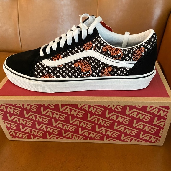 Vans Shoes - Vans Tiger floral Old School low top